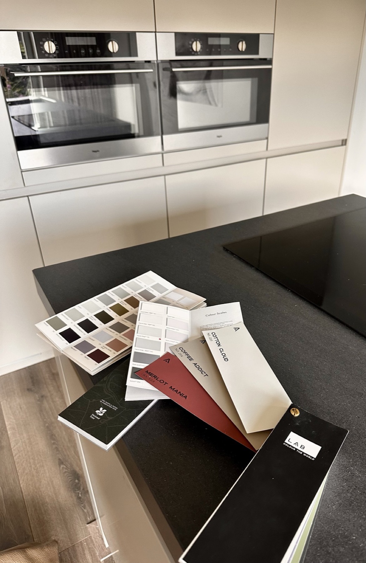 Kleur- en materiaalstalen tijdens een advies aan huis