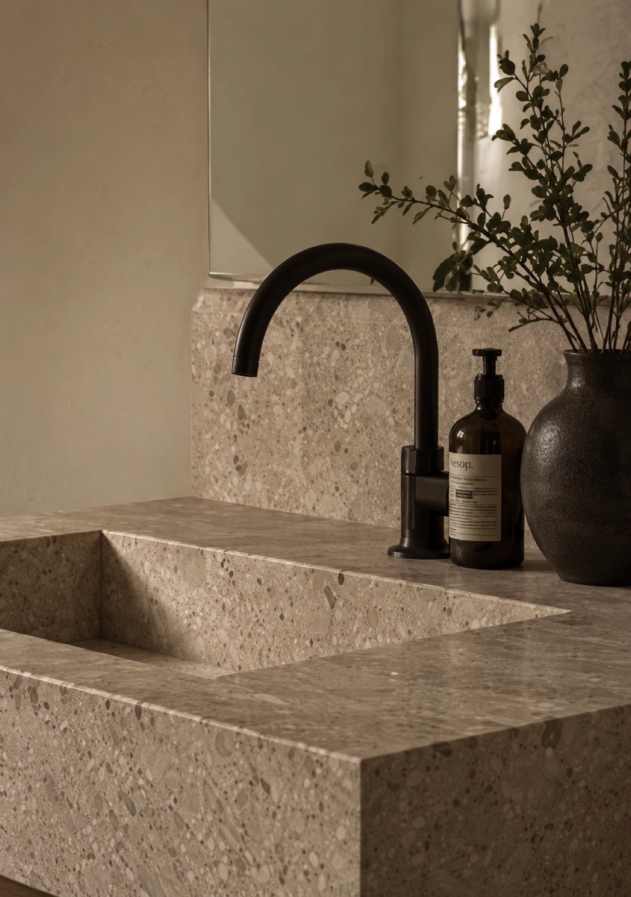 Terrazzo wastafel met zwarte kraan